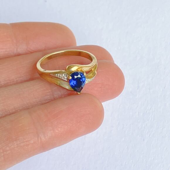 Solid 10k Yellow Gold Pear Cut Sapphire Ring Size 6.75 - Picture 4 of 15
